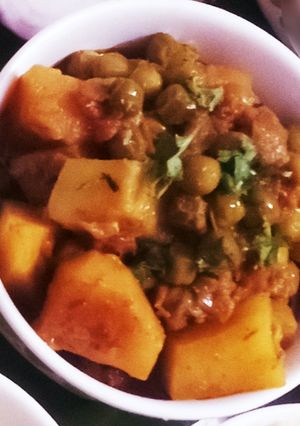 A picture of Aaloo matar sabzi.