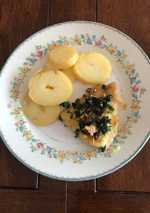 Una foto de Pescado estilo griego con limón y ajo
