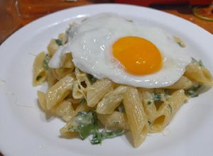 Una foto de Mostachol ajo, perejil y queso y a caballo
