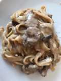 Talharim com filé mignon, shimeji e gorgonzola