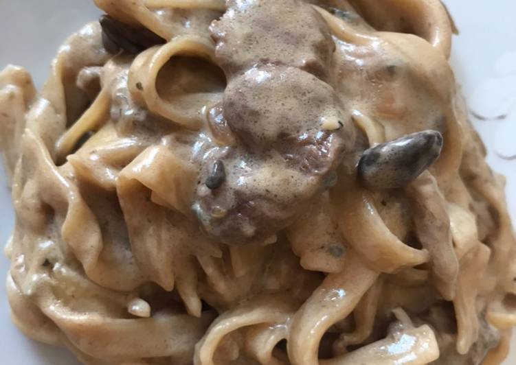 Talharim com filé mignon, shimeji e gorgonzola