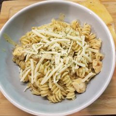 A picture of Chicken alfredo with sun dried tomato.