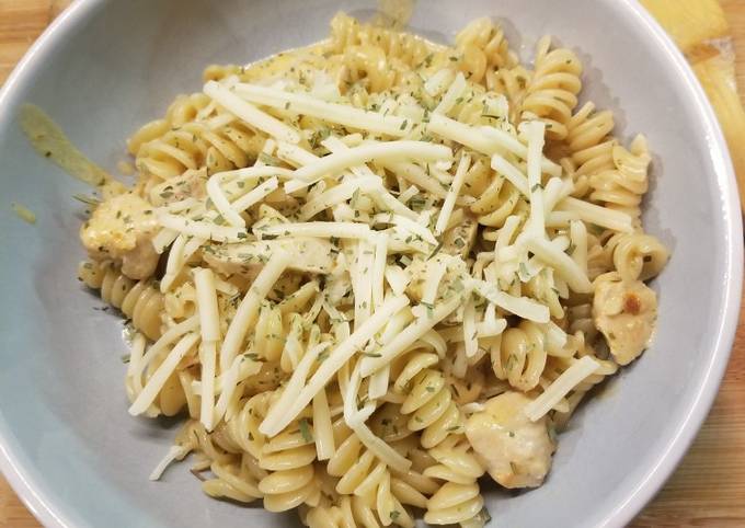 Chicken alfredo with sun dried tomato