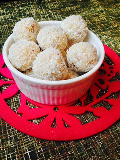 A picture of Coconut Ladoos.