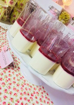 Une photo de Panna cotta fruits rouges
