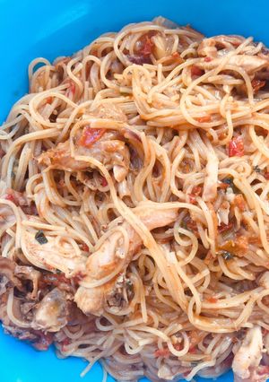 A picture of Spaghetti jollof with shredded chicken.