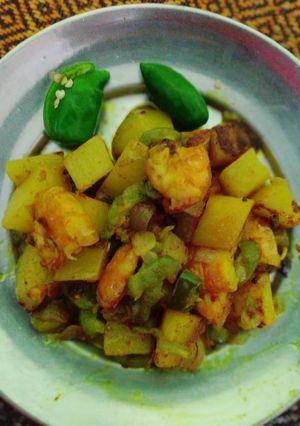 ঝিঙ্গে আলু চিংড়ি(jhinge aloo chingri recipe in Bengali) রেসিপির প্রধান ছবি