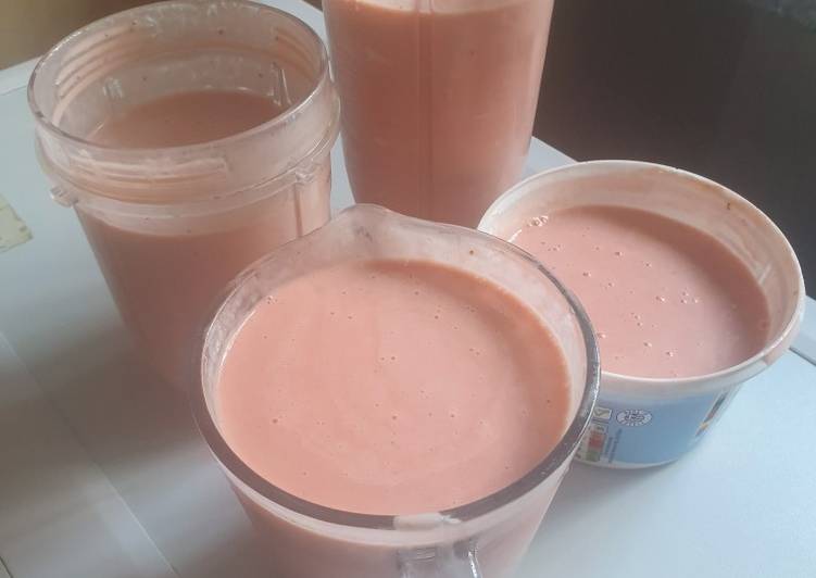 How to Make Quick Yogurt Orange juice Strawberry Smoothie