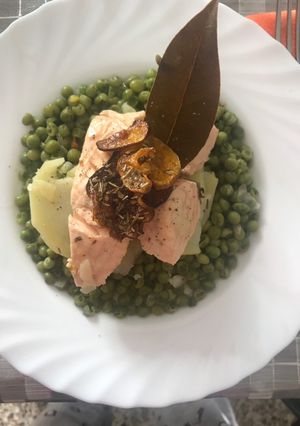 Foto di Trancio di Salmone Light su Letto di Piselli e Patate