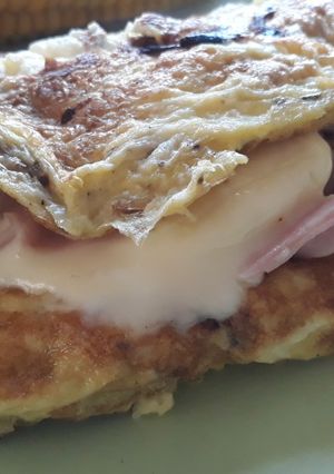 Una foto de Omellette con queso y casancrem