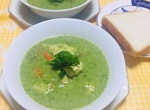 Una foto de Sopa Crema con bimi y vegetales!