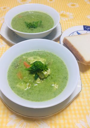 Una foto de Sopa Crema con bimi y vegetales!