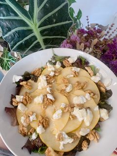 Una foto de Ensalada con manzana, ricotta, nueces y miel