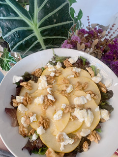Una foto de Ensalada con manzana, ricotta, nueces y miel