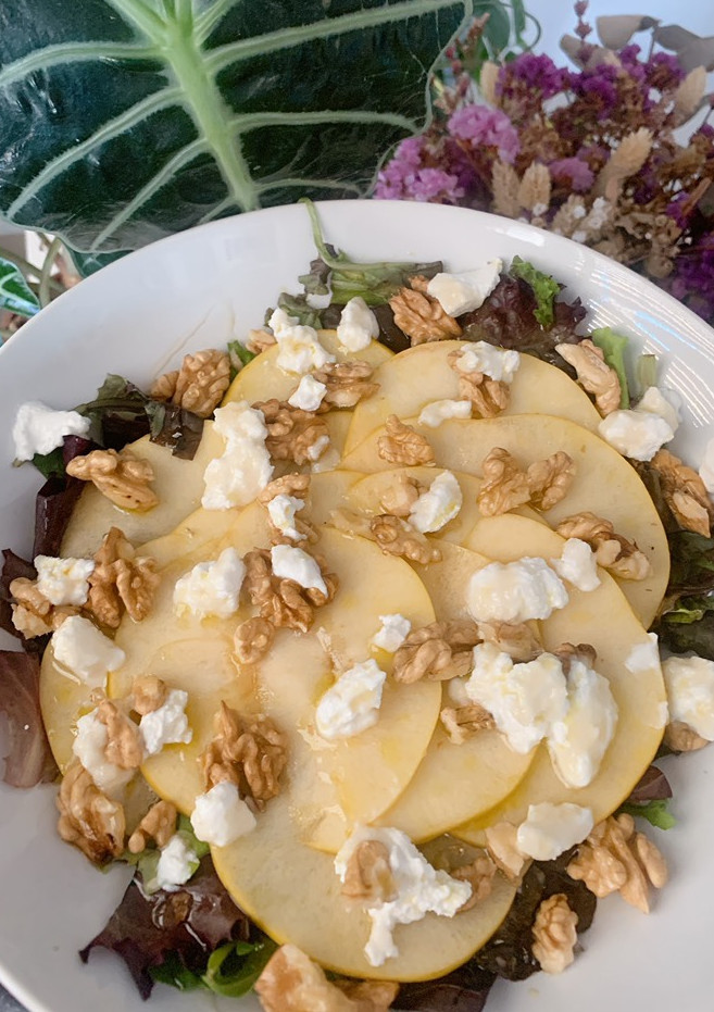Una foto de Ensalada con manzana, ricotta, nueces y miel