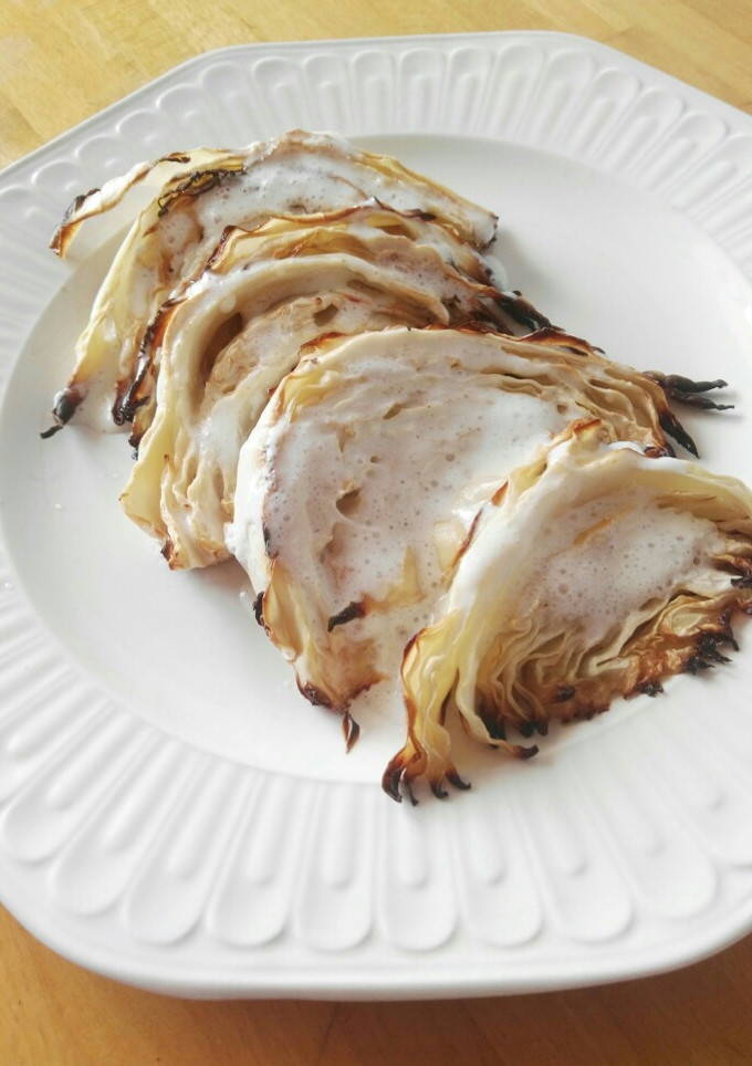 Una foto de Repollo al horno con salsa de yogurt