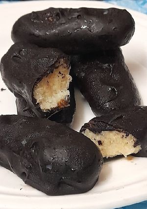 કોકોનટ બાઉનટી ચોકલેટ (Coconut Bounty Chocolate Recipe In Gujarati) રેસીપી મુખ્ય ફોટો