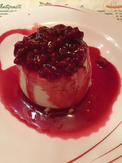 Una foto de Panna cotta con frambuesas y sirope de fresa 🍓