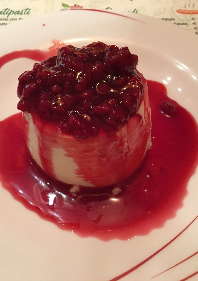 Una foto de Panna cotta con frambuesas y sirope de fresa 🍓
