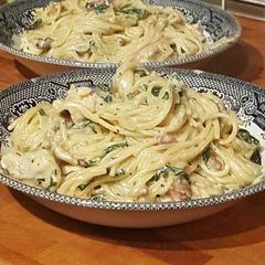 A picture of Creamy Pesto Bacon Chicken Pasta.
