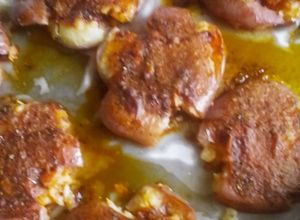 Una foto de Papas aplastadas o papas rotas 🥔🍴
