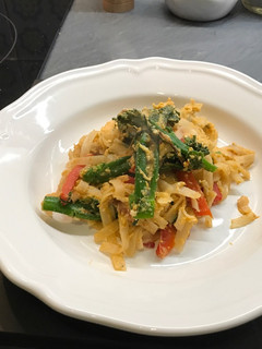 Una foto de Noodles de arroz con verduras y salsa de chili