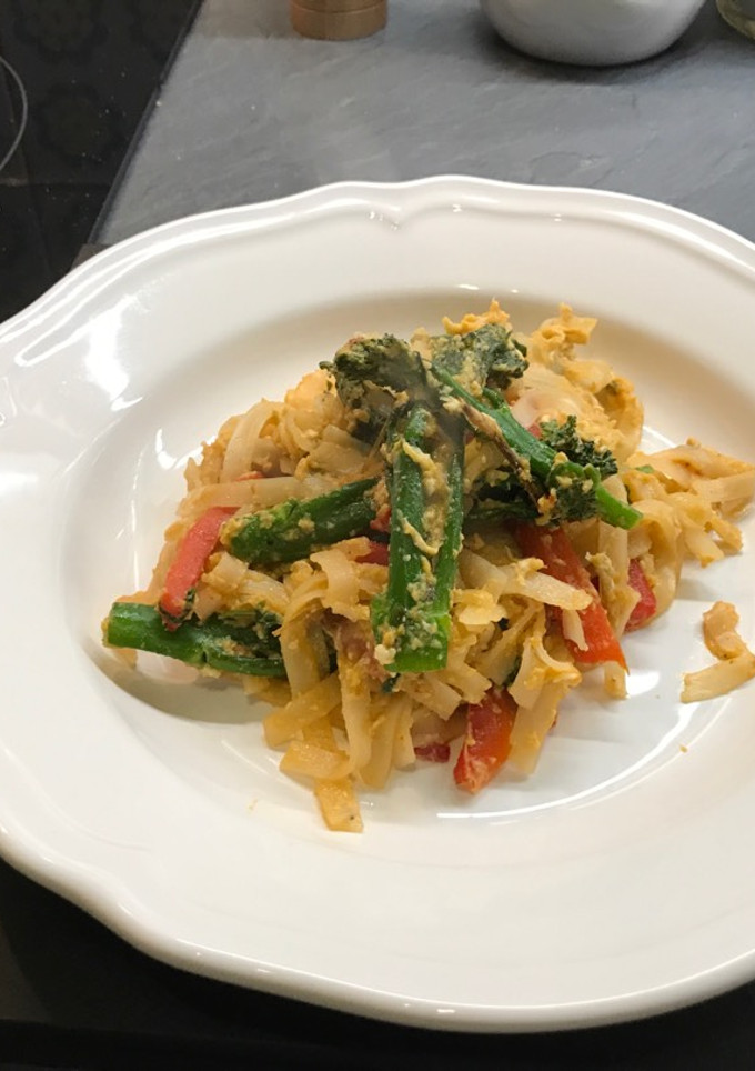 Una foto de Noodles de arroz con verduras y salsa de chili