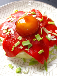 Una foto de Ensalada templada de piquillos y yema curada