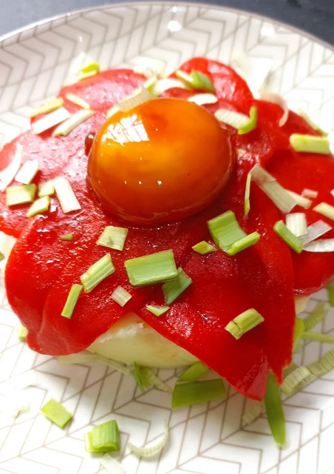 Una foto de Ensalada templada de piquillos y yema curada