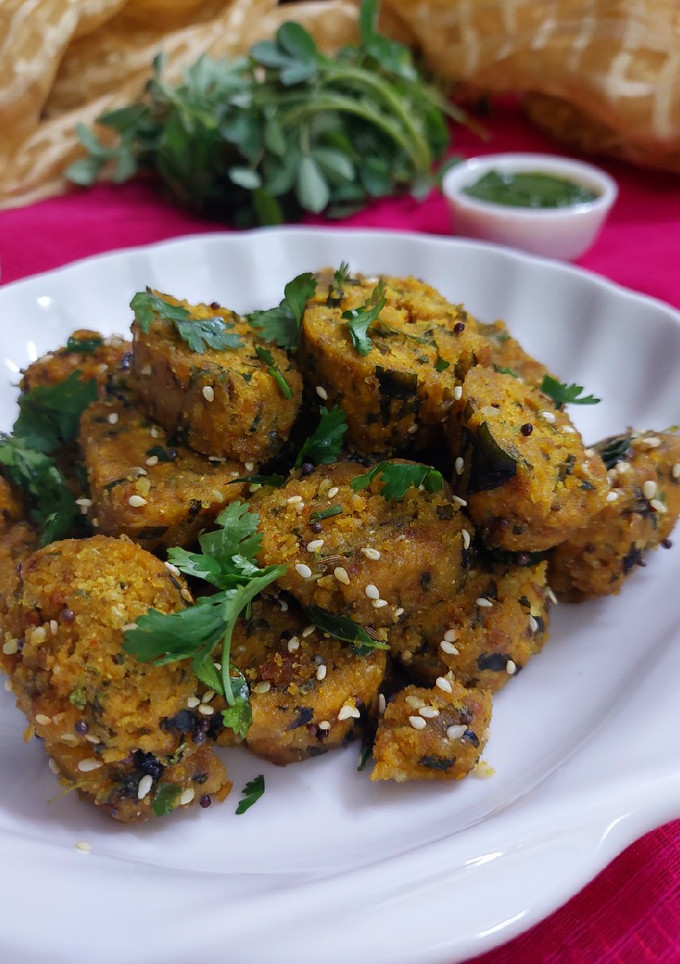 स्टीमड मेथी मुठिया (Steamed methi muthiya recipe in Hindi) रेसिपी मुख्य फोटो