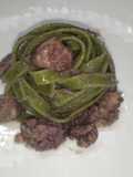 Tagliatelle agli spinaci con crema di cavolo rosso e tonno