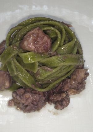 Foto di Tagliatelle agli spinaci con crema di cavolo rosso e tonno