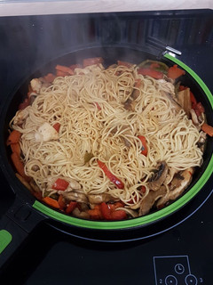 Una foto de Noodles con verdura y pollo