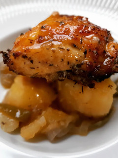 Una foto de Pollo especiado con patatas al horno