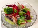 Chicken salad with sweet chili sauce สลัดไก่ย่างน้ำจิ้มไก่