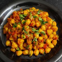 A picture of Dry chana massala.