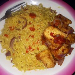 A picture of Indo Mie and tofu sauce.