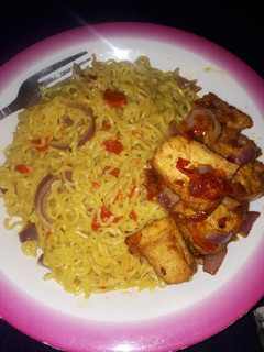 A picture of Indo Mie and tofu sauce.