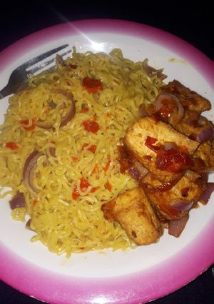 A picture of Indo Mie and tofu sauce.