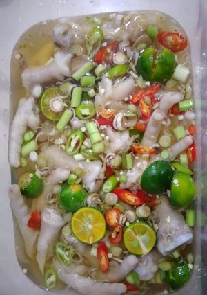 Hình của món Chân gà ngâm sả tắc.