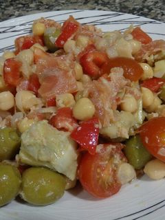 Una foto de Garbanzos con tomate cherry y atún