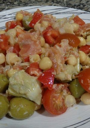 Foto principal de Garbanzos con tomate cherry y atún