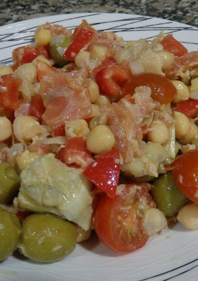 Una foto de Garbanzos con tomate cherry y atún