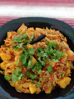 કોબી બટાકા નું શાક (Kobi Bataka Shak Recipe In Gujarati) રેસીપી મુખ્ય ફોટો