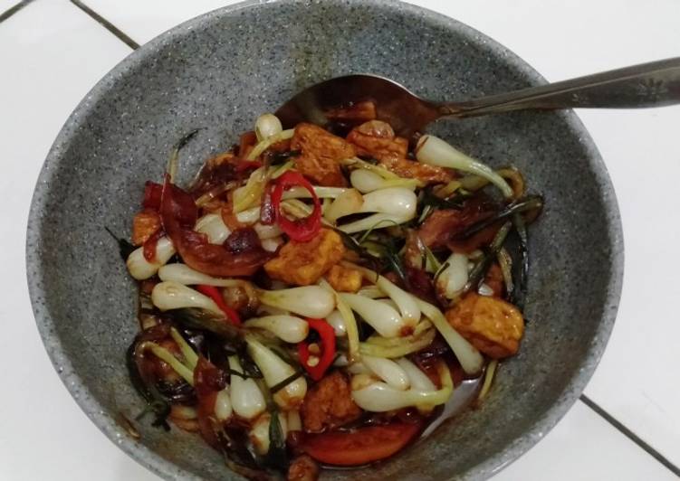 Rahasia Membuat Tumis bawang kucai dan tahu, Enak Banget