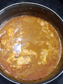உடைத்து ஊற்றிய முட்டை குழம்பு(muttai kuzhambu recipe in tamil) செய்முறை முக்கிய புகைப்படம்