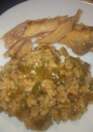 Una foto de Arroz especiado con muslos de pollo