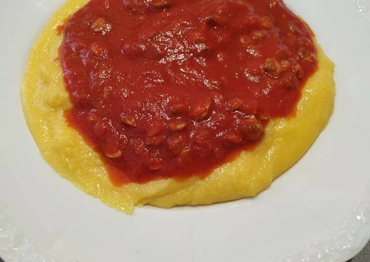 Polenta con sugo rosso di vongole