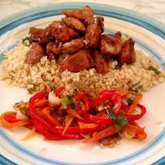 Una foto de Quinoa con pollo a la soja y miel, más verduras salteadas