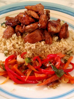 Una foto de Quinoa con pollo a la soja y miel, más verduras salteadas